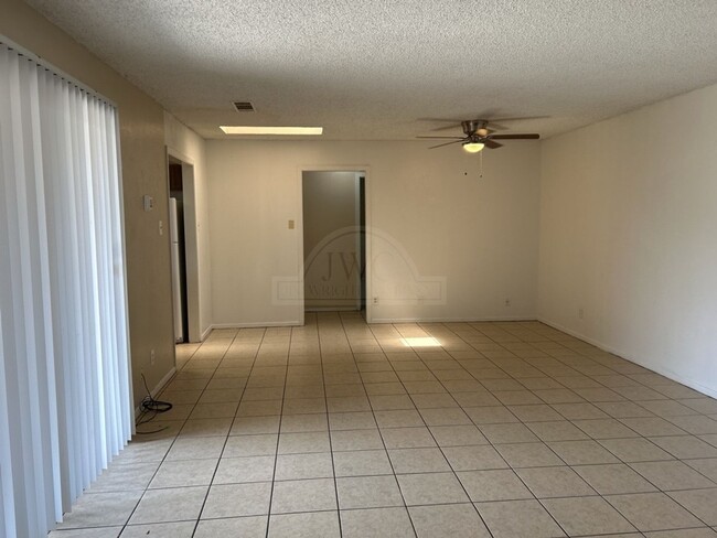 Foto del edificio - 2110 Hinkle Ave