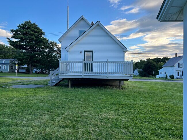Back of house / deck - 62 Pendleton St
