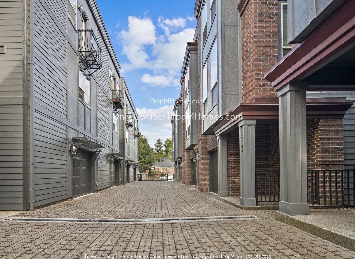 Primary Photo - Luxury Two Bedroom Townhouse W/ Stylish Am...