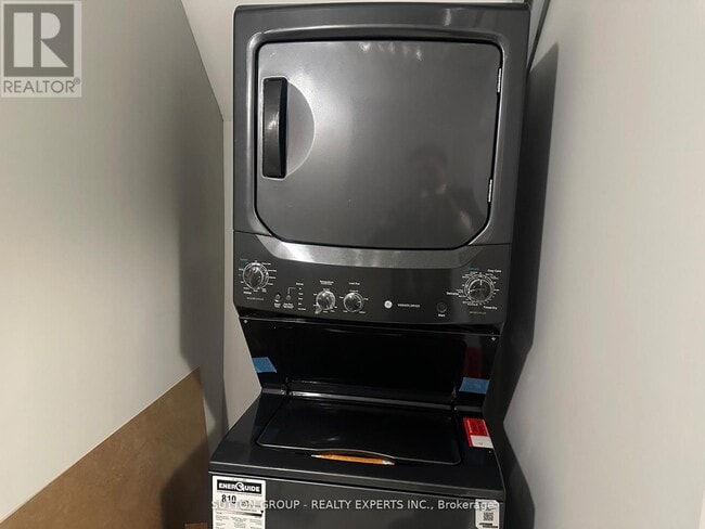 Building Photo - 10 S Creek Dr