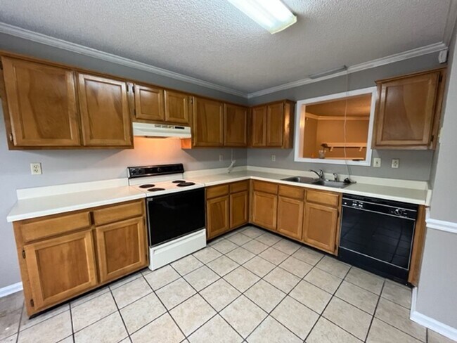 Building Photo - Renovated 2 bedroom 1.5 Bath Apartment for...