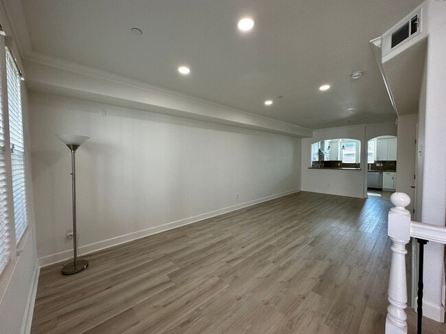 Photo - Lovely 2 Bedroom 2.5 Bathroom! House