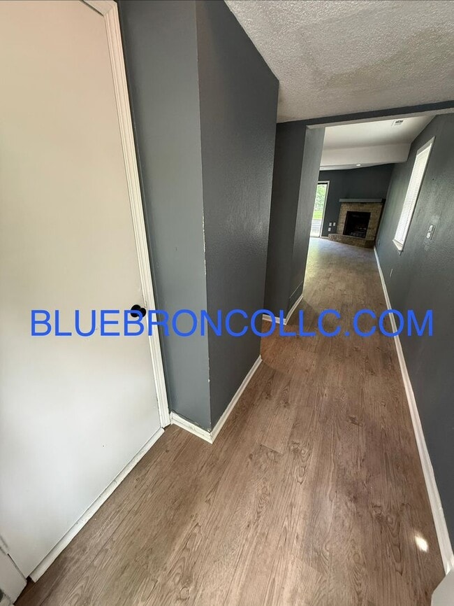 Building Photo - Spacious 3 bedroom unit with NEW Flooring and fresh paint
