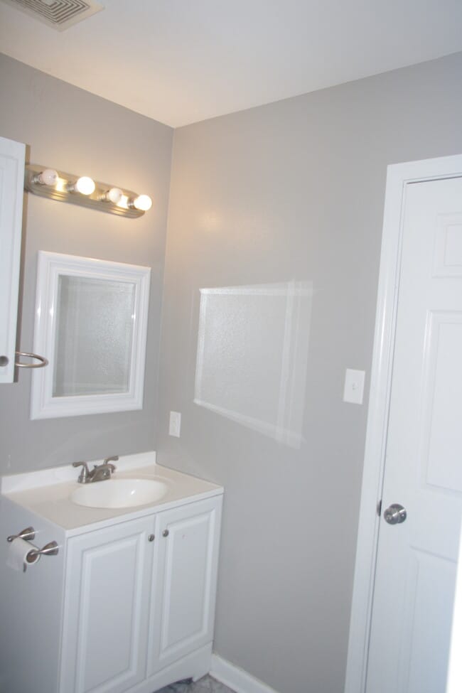 Building Photo - 501 N Pecan St