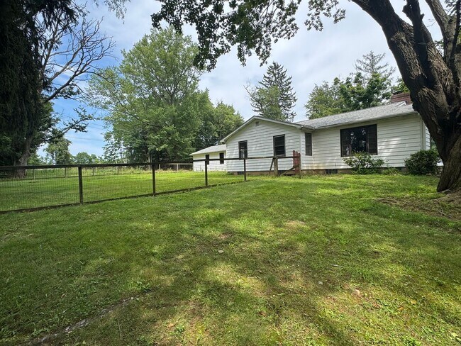 Foto del edificio - Charming 3 Bed, 1 Bath Home with 3-Car Gar...