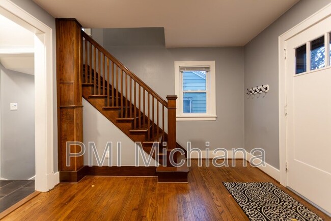 Building Photo - 306 Tonti St
