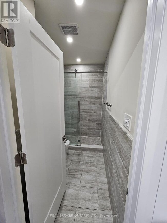 Photo du bâtiment - 479-479 Aberdeen Ave