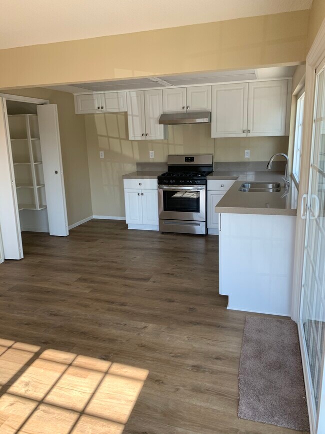 La cocina tiene un refrigerador, no se muestra. - 1433 S Mesa St