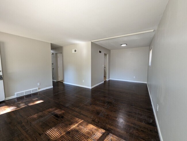 Building Photo - 3 Bedroom Brick Ranch in Spanish Lake!