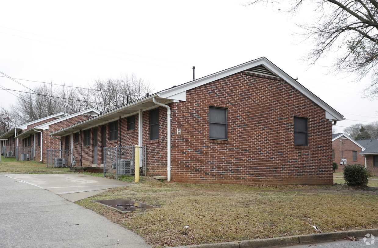 Primary Photo - Drummond Village Apartments