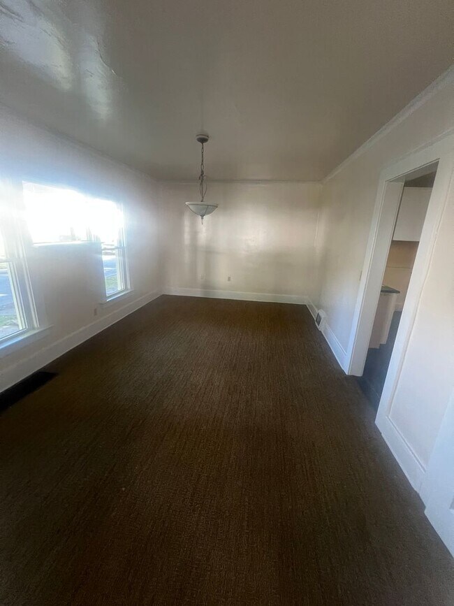 Foto del edificio - Large 4 Bedroom House with Garage