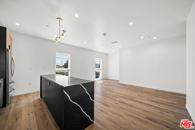 Foto del edificio - 6049 Craner Ave