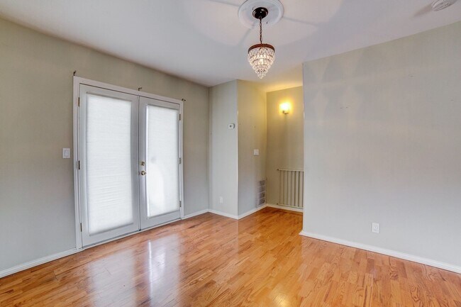 Building Photo - Riverview - Stunning 2 bed 2 bath Townhous...