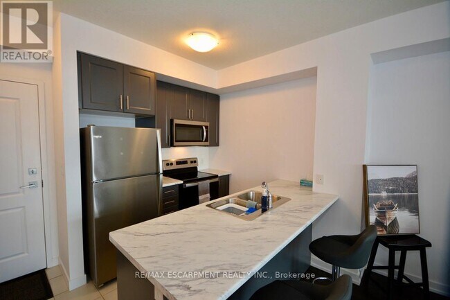 Building Photo - 450 Dundas St E