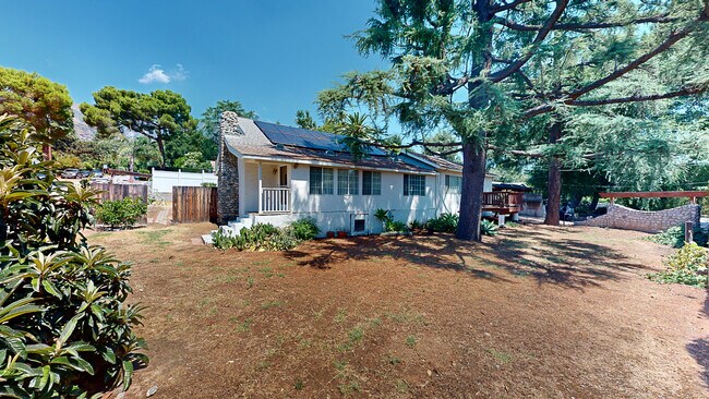 Building Photo - 495 E Marigold St