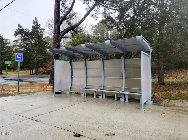 Línea de autobús UNC hacia el centro de Chapel Hill - 500 Umstead Dr