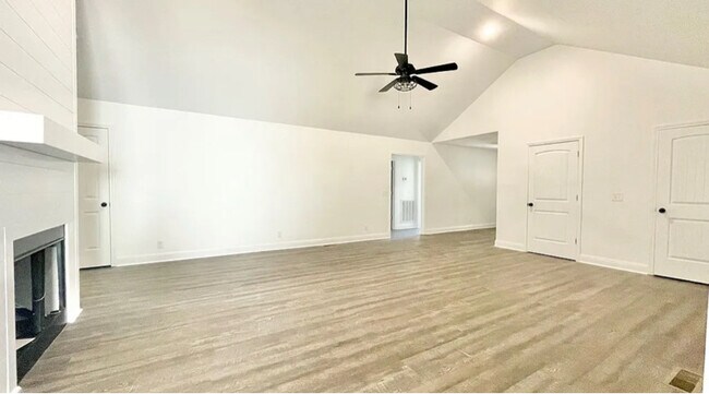 Foto del edificio - 3128 Crow Rd NE