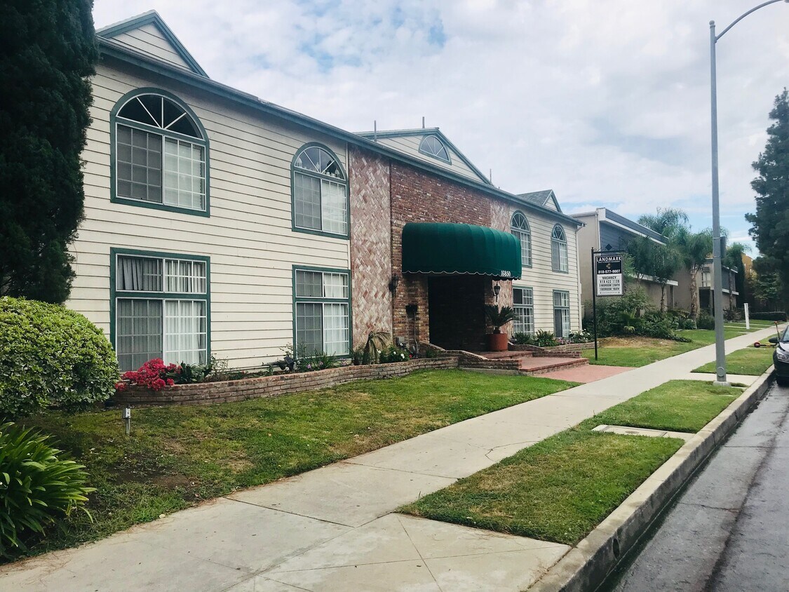 Foto principal - 16850 Chatsworth St