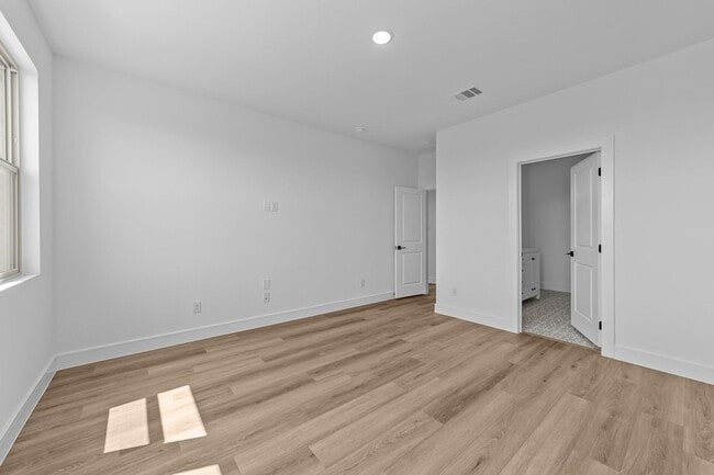 Building Photo - 722 Sunflower Trl