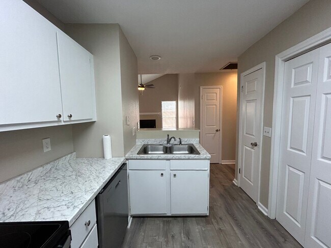 Foto del edificio - 923 E Estates Blvd