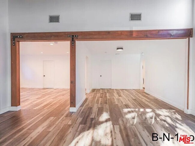 Foto del edificio - 923 N Stanley Ave