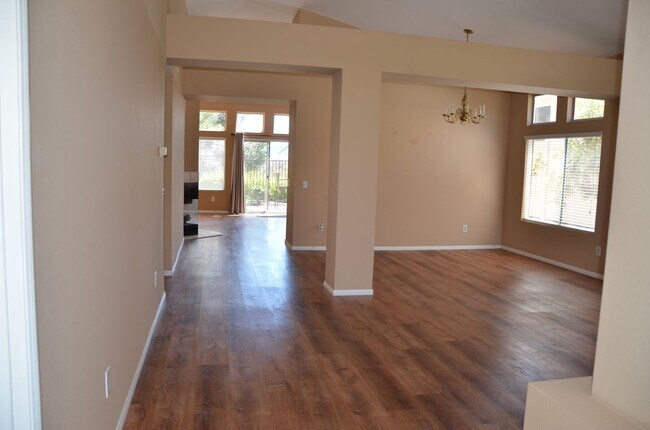 Building Photo - Open House Saturday 5/3 from 10 to 2pm-Bea...