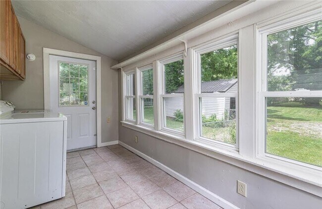 Foto del edificio - Home with a fence