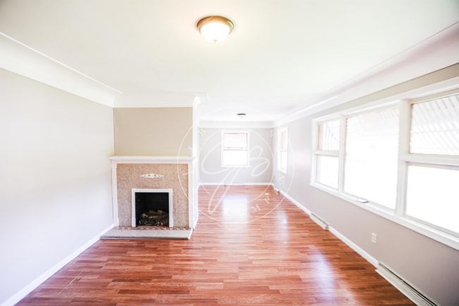 Foto del edificio - 3 bed 2 bath with over 1200 sq feet of space! Many updates! Garage included!