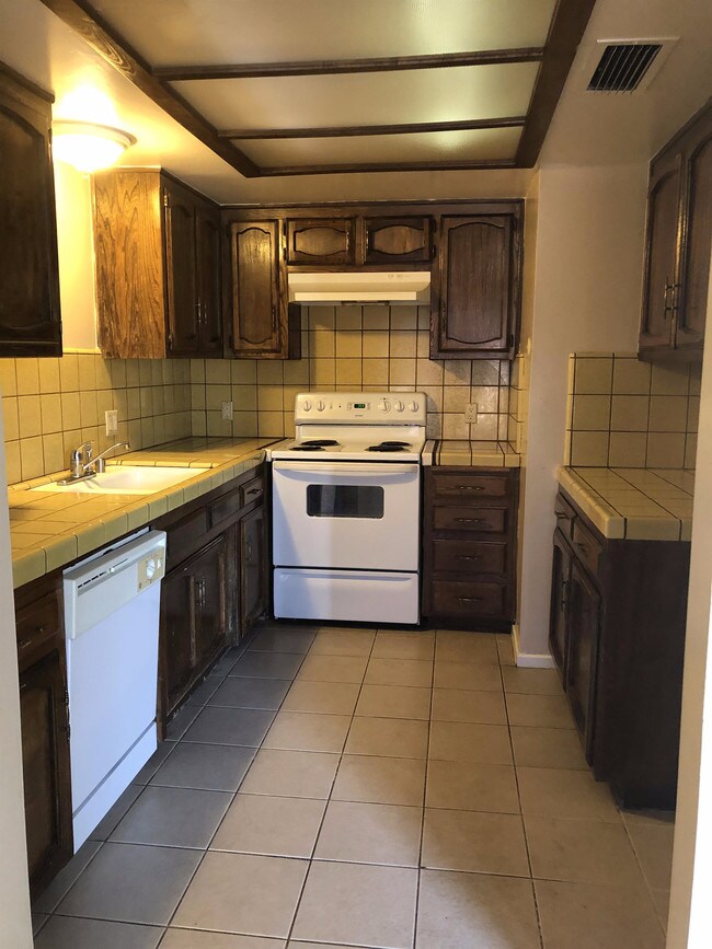 3009 La Costa St Unit B, Bakersfield, CA 93306 Apartment for Rent in