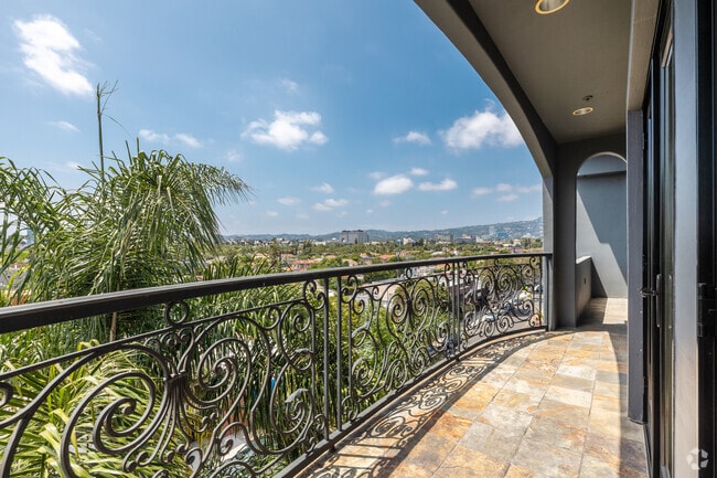 2BD, 2BA - 1,200SF - Balcony - 930 S Robertson Blvd