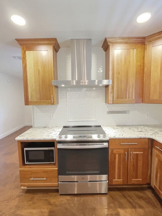Foto del edificio - 3 BD Home with 30 x 40 Shop with Four 10 x...