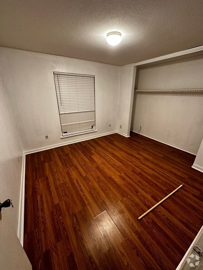 Building Photo - 5625 Antoine Dr