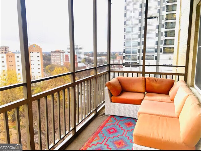 Foto del edificio - 300 W Peachtree St NW
