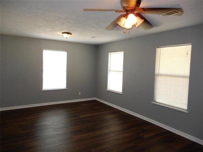 Building Photo - 7102 Longview St