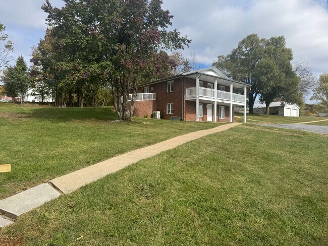 Building Photo - Newly renovated 2 Bedroom 2.5 Bathroom Hom...