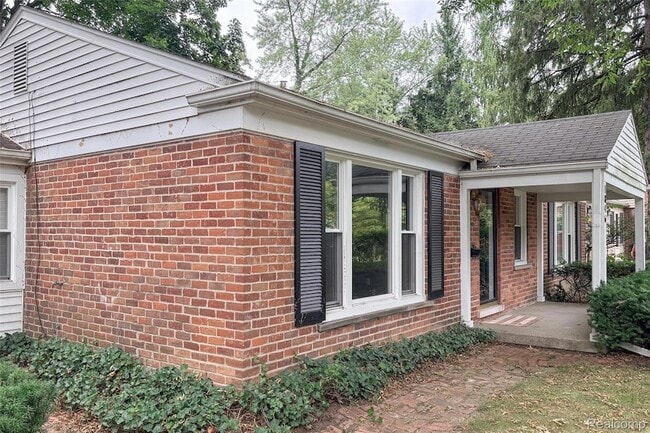 Building Photo - 1846 Pembroke Rd