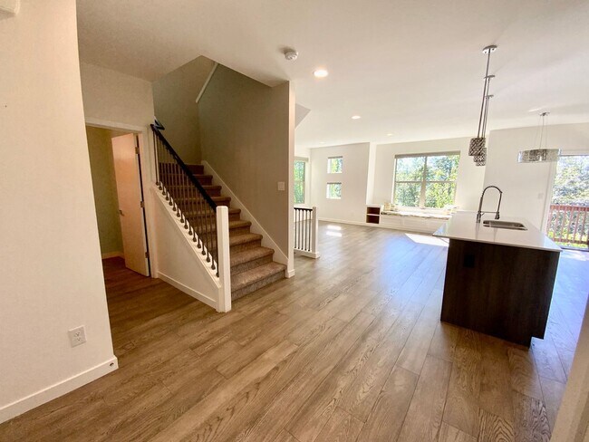 Building Photo - Stunning Home with Great Views