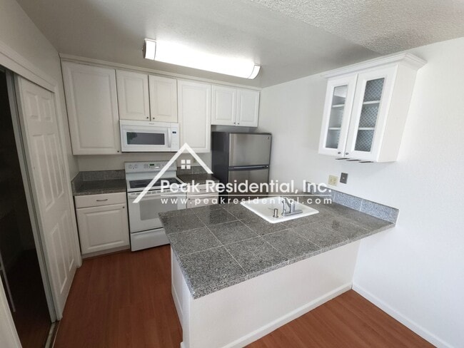 Building Photo - Cute 2bd/1ba Fourplex with Garage near Wat...