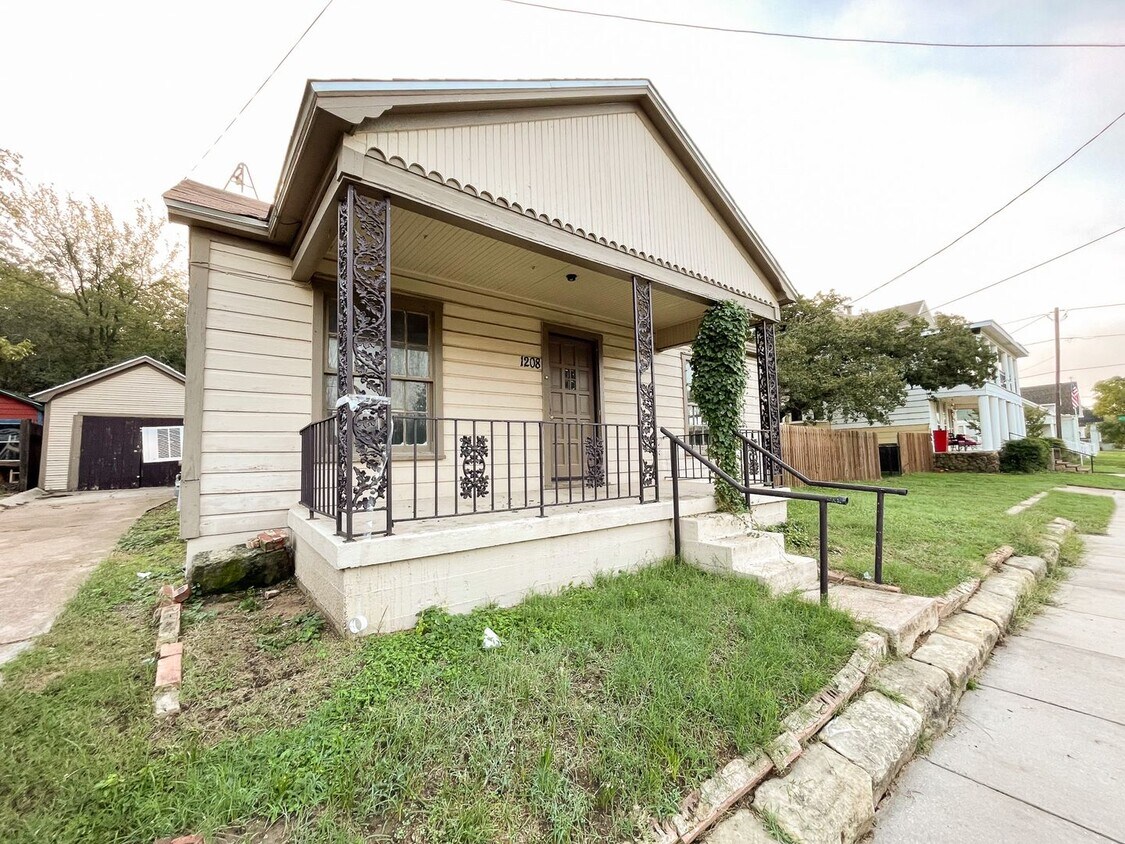 1208 N Oak Ave, Mineral Wells, TX 76067 House Rental in Mineral Wells