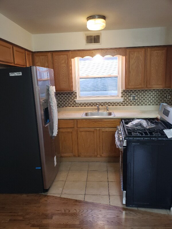 Building Photo - 857 Martin St