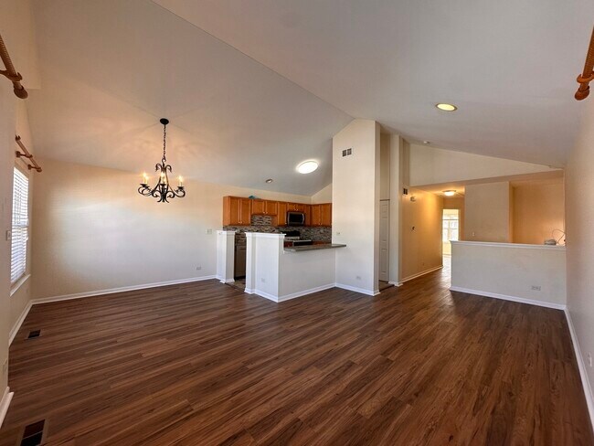 Foto del edificio - 437 Pine Lake Cir