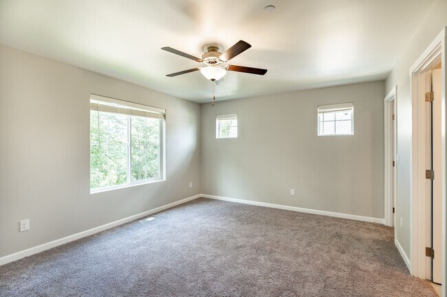 Foto del edificio - Newer 4 bdrm plus Flex Room Home In Town- 1 Months rent concession!