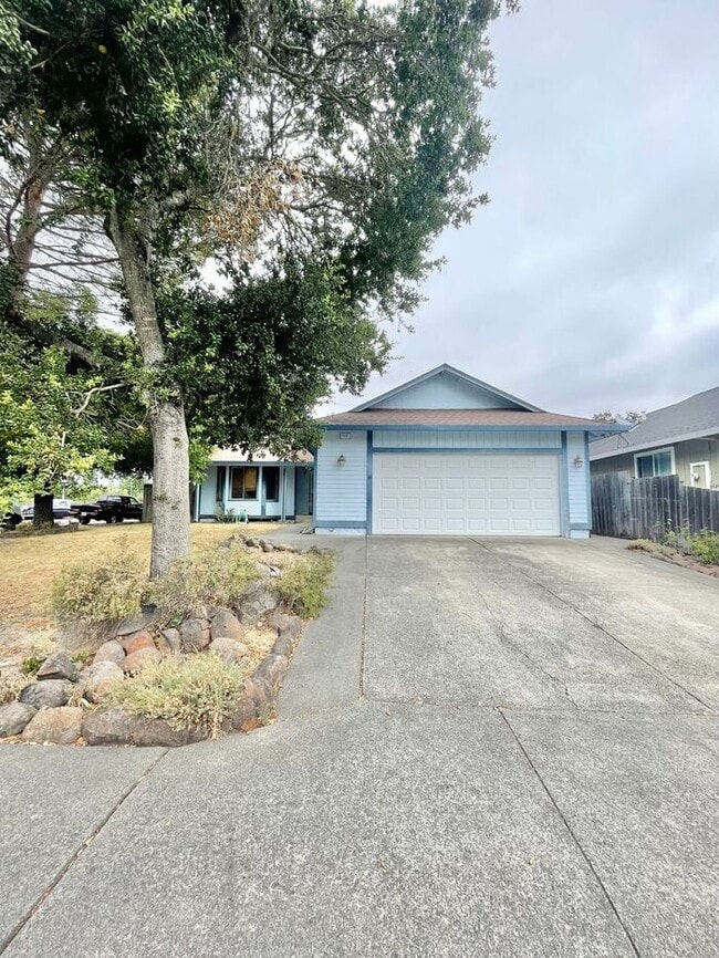 Building Photo - Welcome to this charming single-story home...