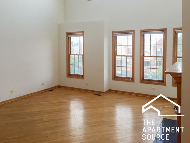 Foto del edificio - 1326 W Diversey Pkwy