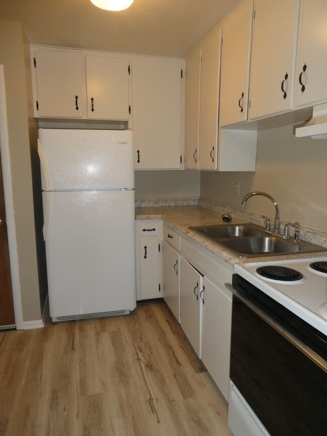 Building Photo - 2600 Braemore Rd
