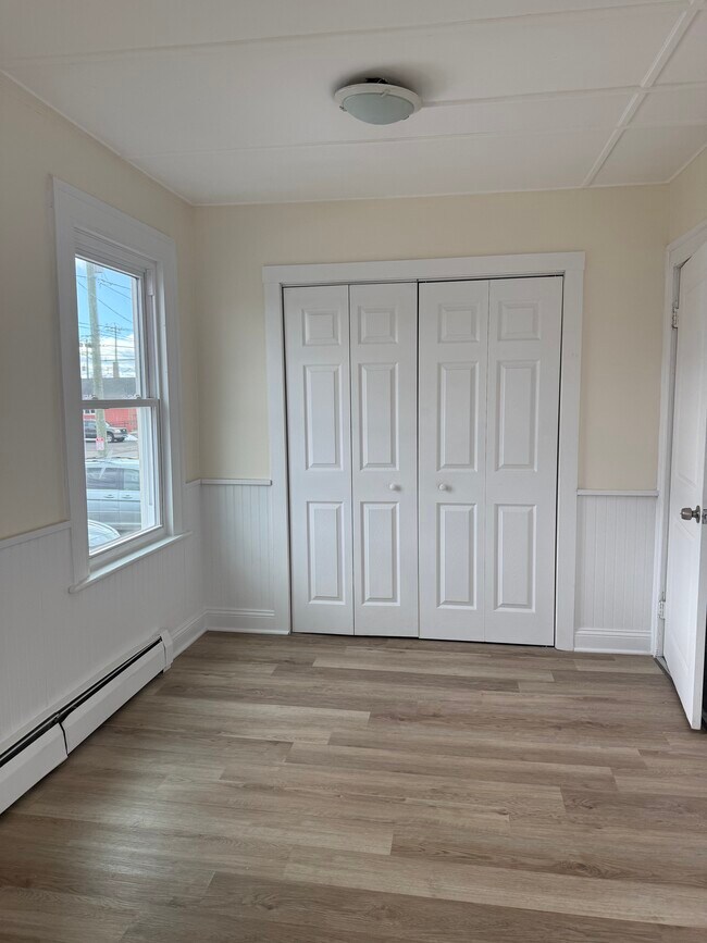 dormitorio delantero con armario doble - 4 Hopson Ave