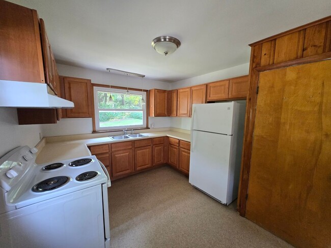 Building Photo - 3 Bedroom, 1 Bathroom Home near S. Atherto...