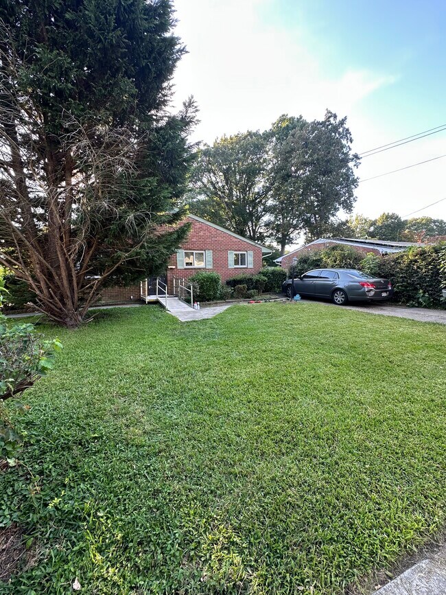 Foto del edificio - 8611 Devon St