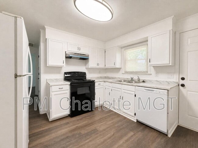 Foto del edificio - 318 Barrymore Dr