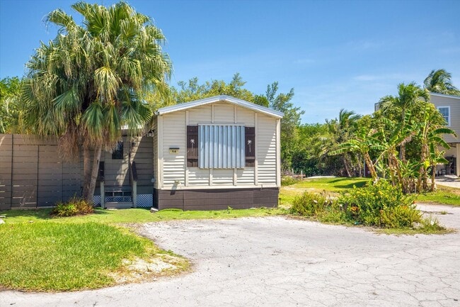 Building Photo - Comfortable Island Rental with Outdoor Space, Storage & Flexible Living